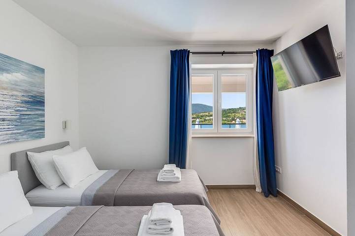 Escape on lake in Dalmatinisches Zagora