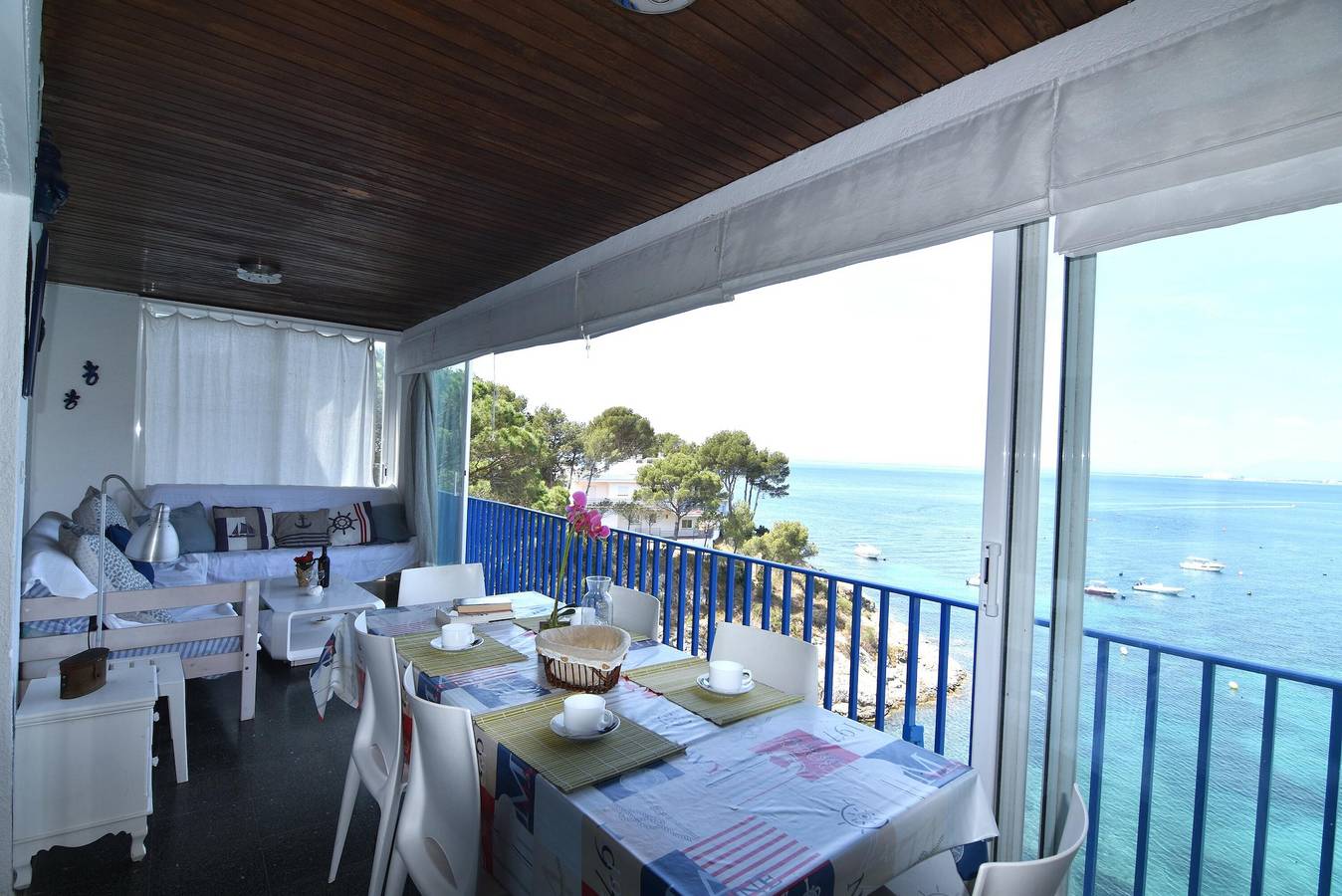 Apartamento entero, Alquiler en playa La Almadrava, Roses. Apartamento con vistas al mar, terraza privada, cocina equipada. ¡Reserva ahora! in l'Almadrava, Roses