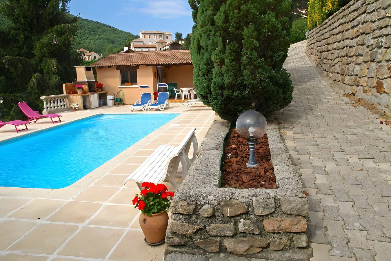 Hel leilighet, Apartment 'Chataigniers' with Mountain View, Private Pool and Wi-Fi in Juvinas, Parc naturel régional des Monts d'Ardèche