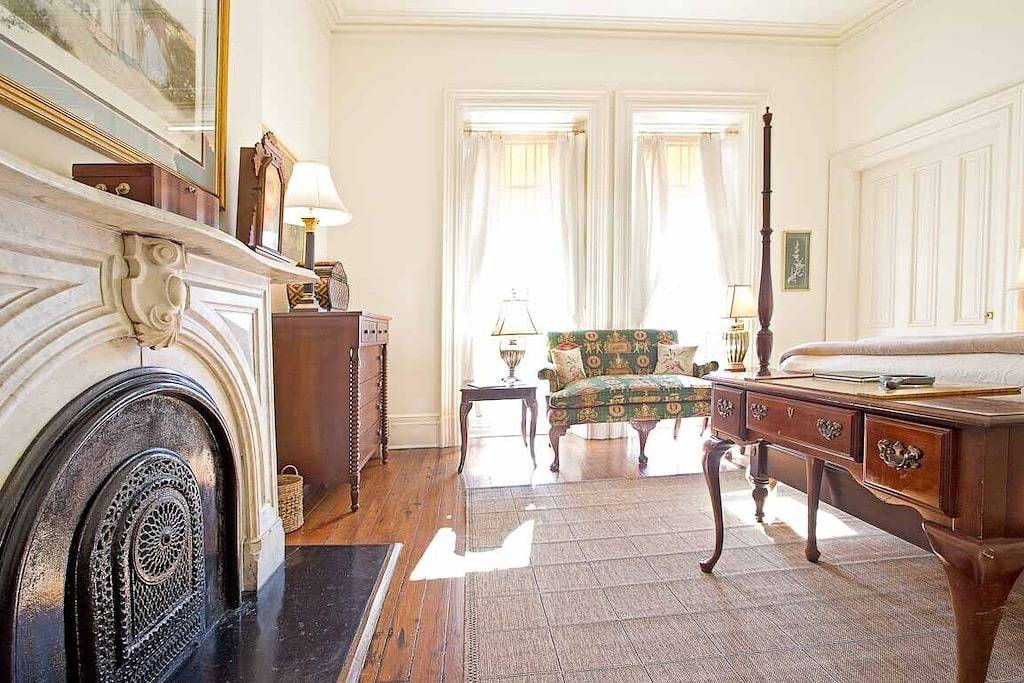 Ganze Wohnung, Bleib bei Lucky Savannah: Home über Mrs. Wilkes Restaurant mit einem Kingsize-Bett in Savannah, Chatham County