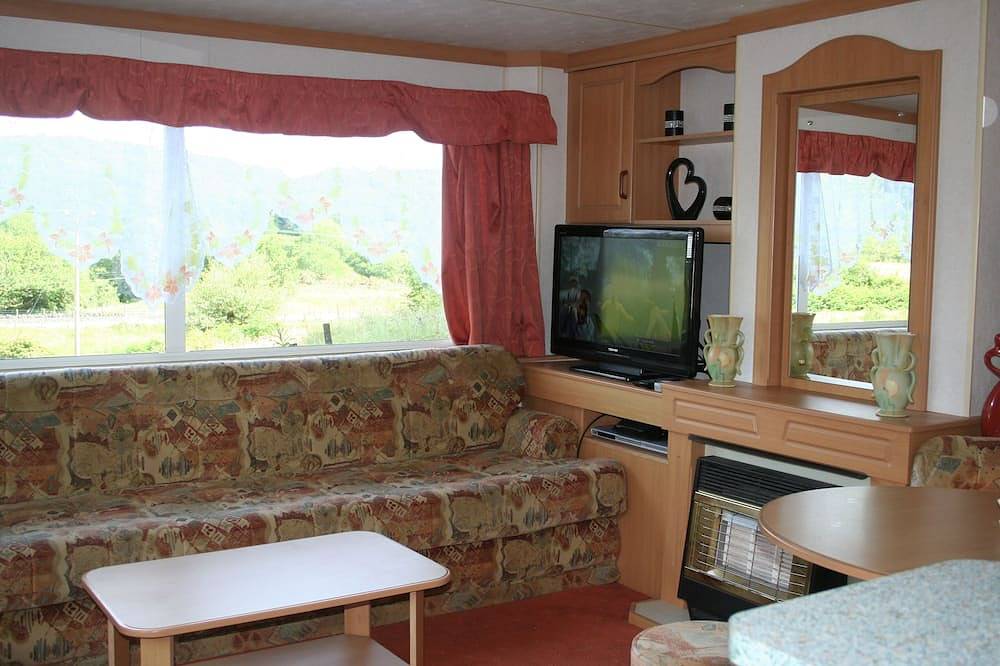 Caravan own private garden. lit car park, secluded open aspect, Mountain views. in Snowdonia