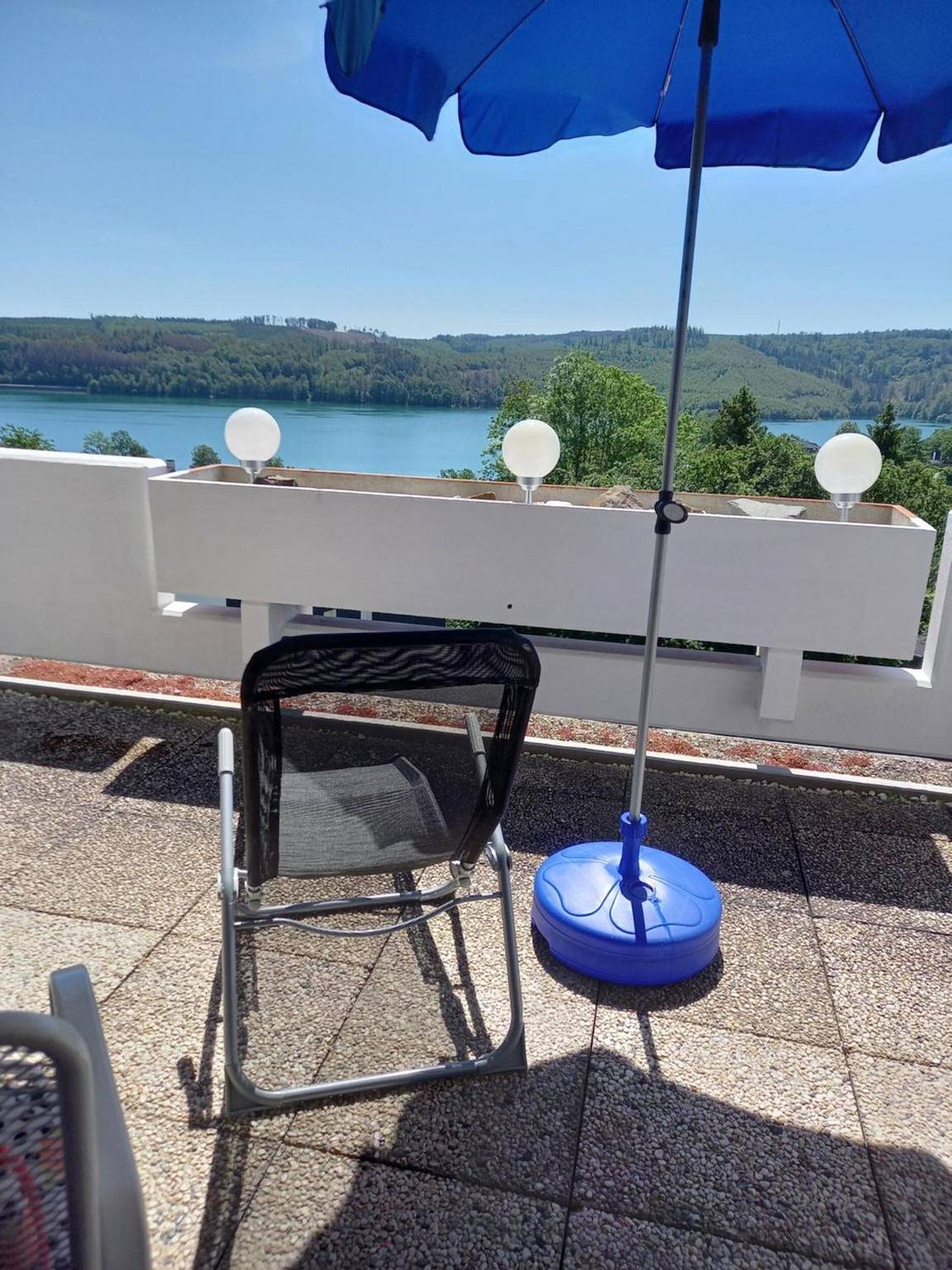 Ganze Wohnung, „Seeappartement Sorpeglück“ mit Panoramaseeblick, Balkon und Swimming-Pool in Langscheid (Sorpesee), Sundern