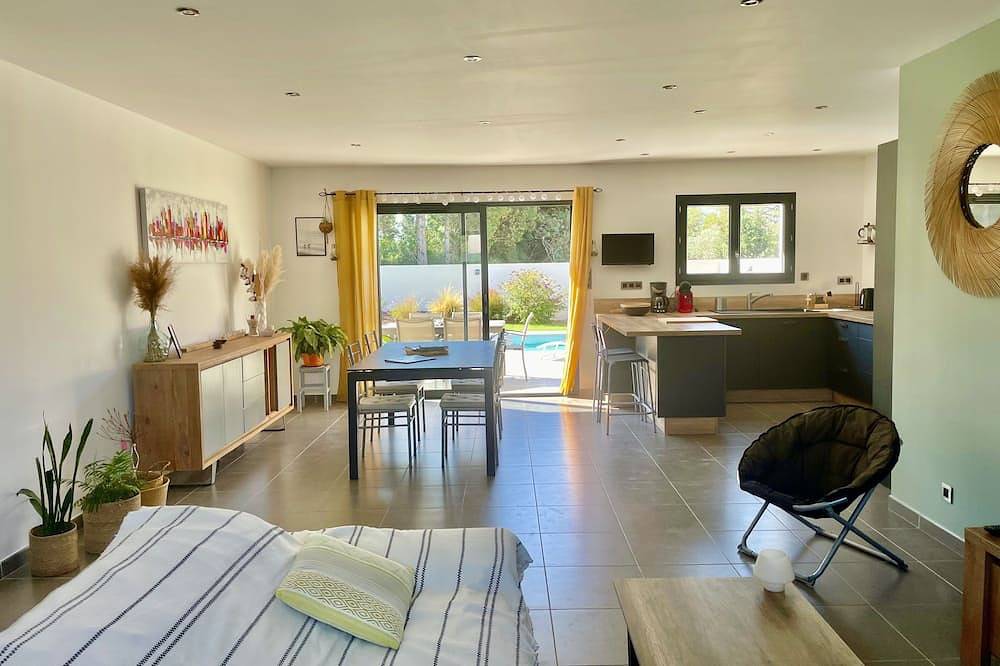 Villa contemporánea con aire acondicionado, 2 dormitorios, planta baja con jacuzzi Silencioso in Châteauneuf-de-Gadagne, Vaucluse