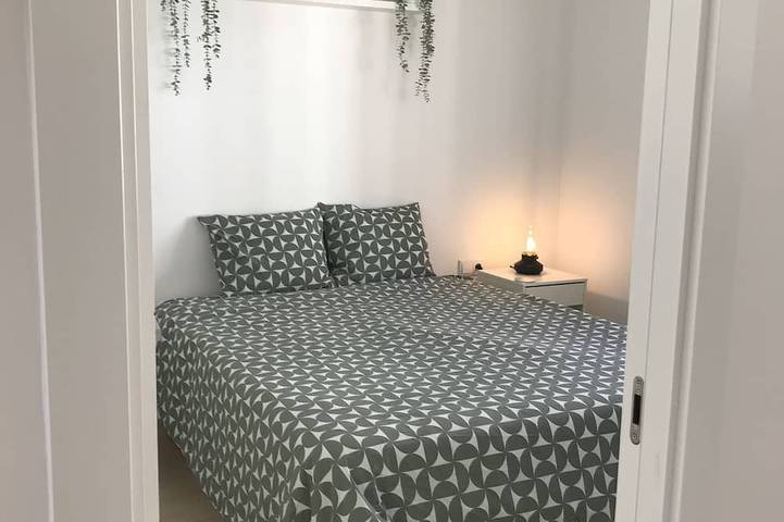 Appartement entier, Modern apartment with pool that sleeps up to 3 people 400m from the sandy beach. in El Palmar, Costa Blanca