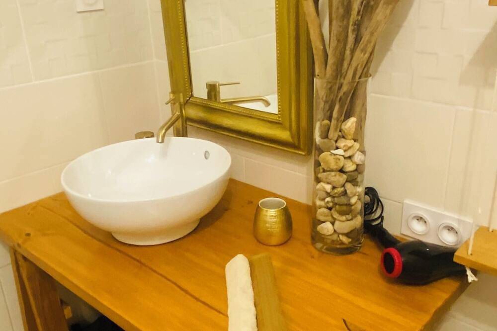 Private guest room with en-suite bathroom and separate patio entrance in Béziers, Côte d'Améthyste
