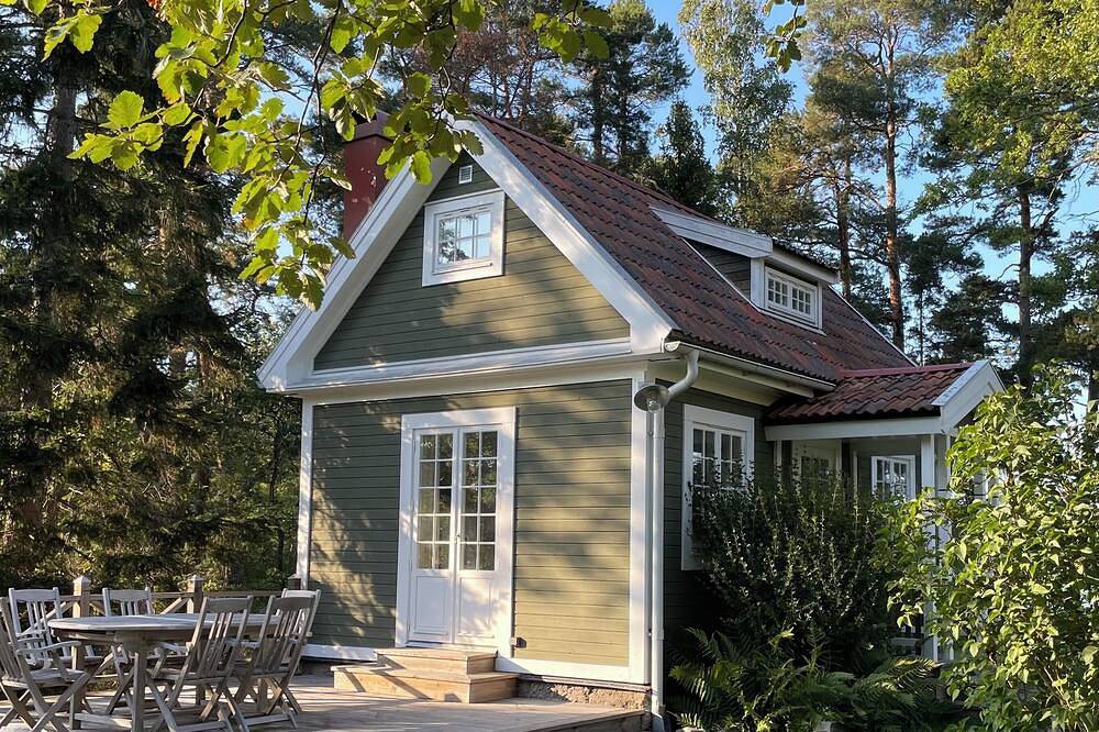 Charming lake house with private jetty and amazing seaview in Vaxholm, Stockholmer Schärengarten