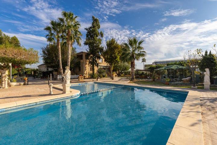 Location de vacances pour 16 personnes, avec Terrasse ainsi que Jardin et Piscine à Crevillent