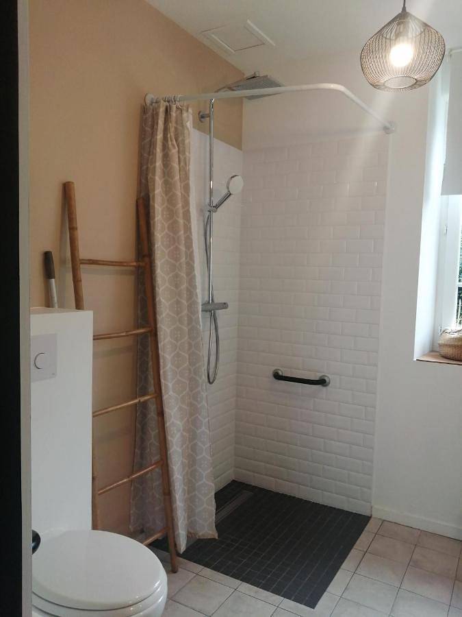 Double Room with Private Bathroom in Lesneven, Région de Brest