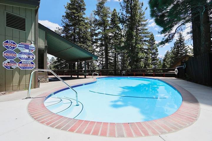 Vacation rental for 4 people, with pool and hot tub as well as sauna and balcony in Mammoth Lakes