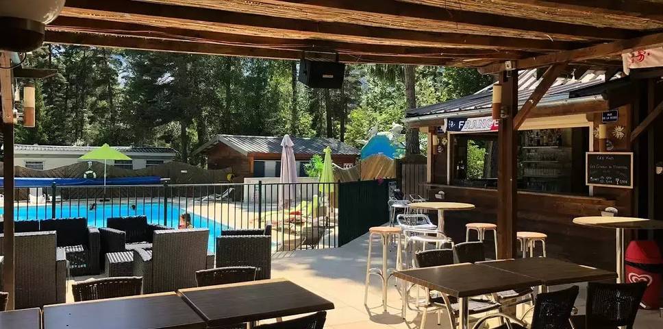 Camping für 10 Personen, mit Terrasse in Alpes-de-Haute-Provence - 4