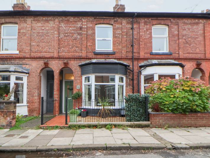 Cottage for 5 people, with garden, with pets in Chester
