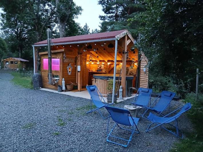 Gîte pour 2 personnes, avec jacuzzi et terrasse ainsi que jardin et sauna à Laussonne