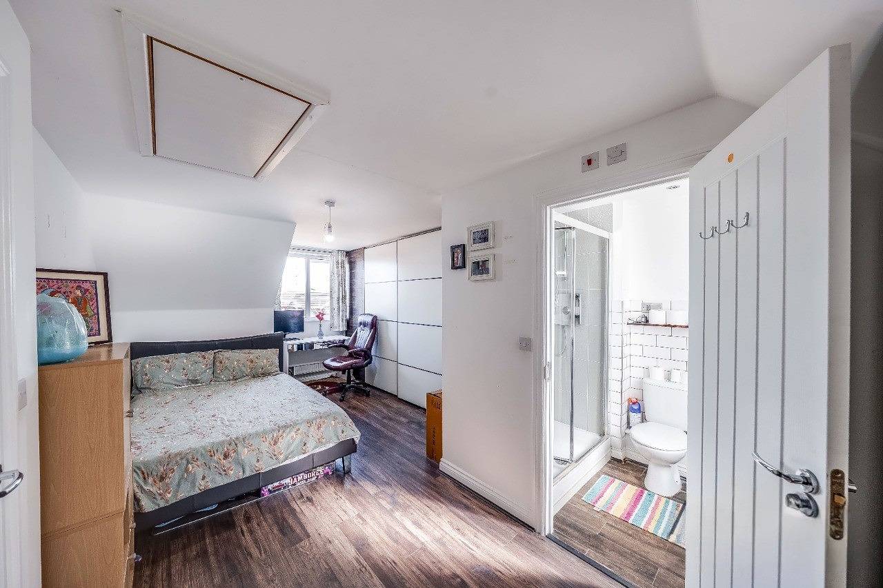London Suburb Home, Sleeps 7 - Great Connections in Dartford, Kent