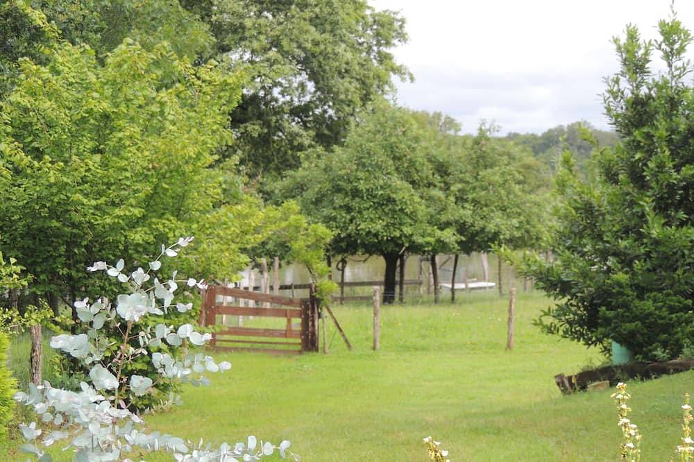 Maison an bois with pond sud du bevrry in Lys-Saint-Georges, La Châtre und Umgebung