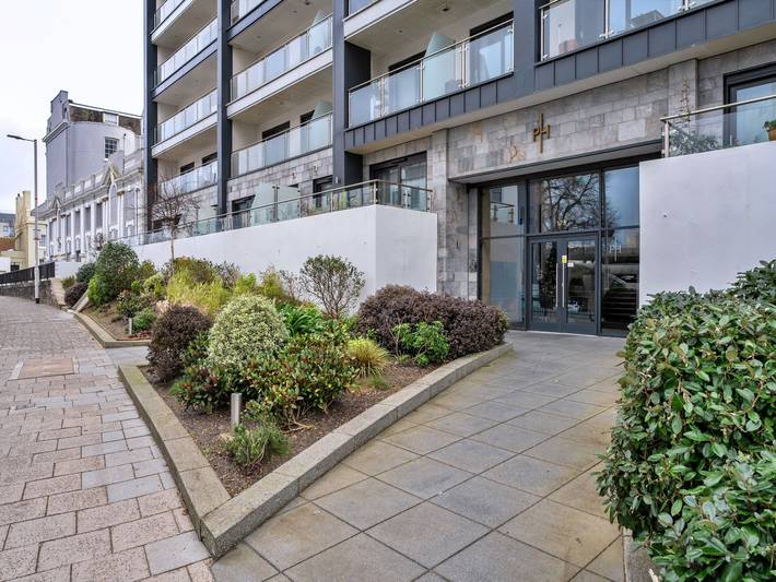 Apartment for 4 people, with Balcony and Terrace as well as Garden in Plymouth