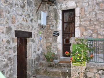 Gîte pour 5 Personnes dans Montbrun, Gorges du Tarn, Photo 1