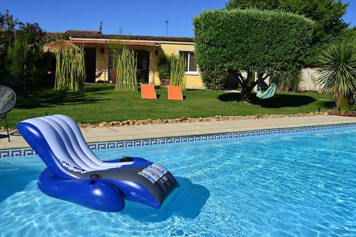 Gîte pour 2 personnes, avec Terrasse ainsi que Jardin et Piscine