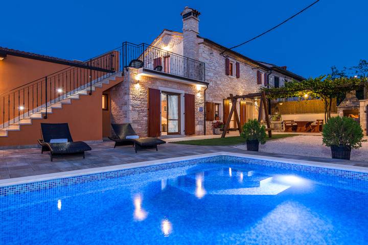Ferienhaus für 7 Personen, mit Balkon und Pool