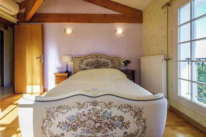 Rocaille, villa with private pool, views, privacy, comfort and service in Pujols, Quercy