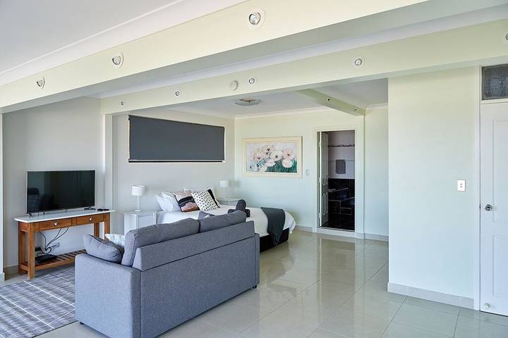 Holiday home for 13 people, with hot tub and garden in Mollymook Beach