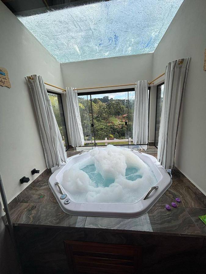 Casas e apartamentos de temporada para 2 pessoas, com balcão e jardim e ainda jacuzzi em Paraisópolis