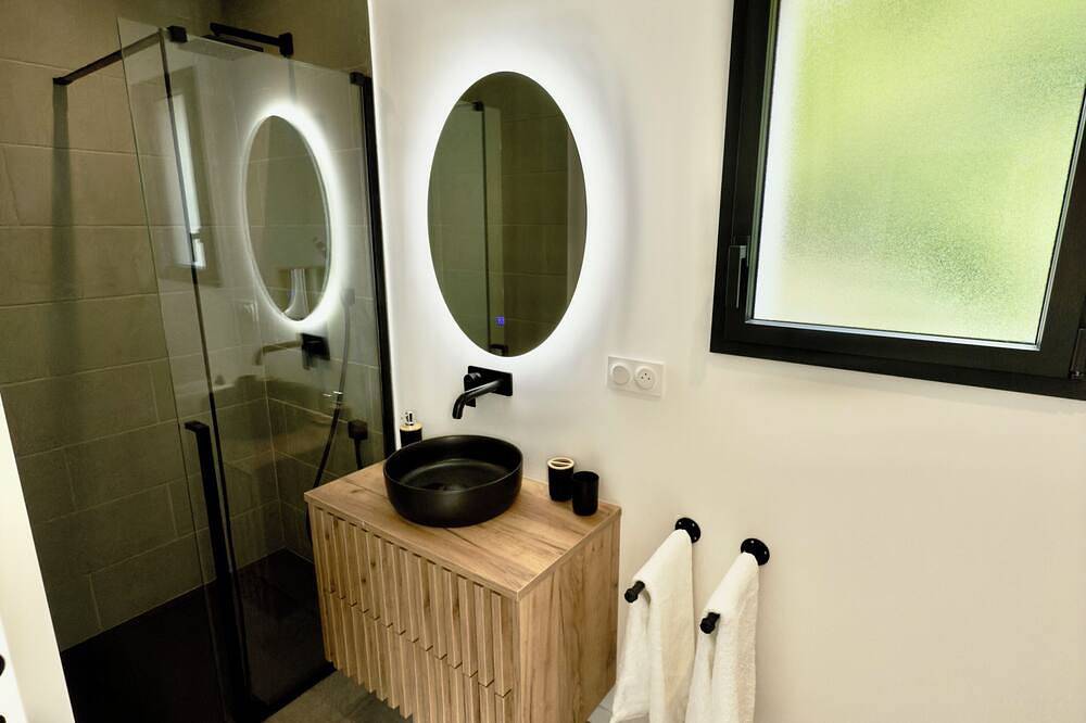 State-of-the-art lodge with private whirlpool, Ac and high-speed wifi. in Boucau, Region de Bayona