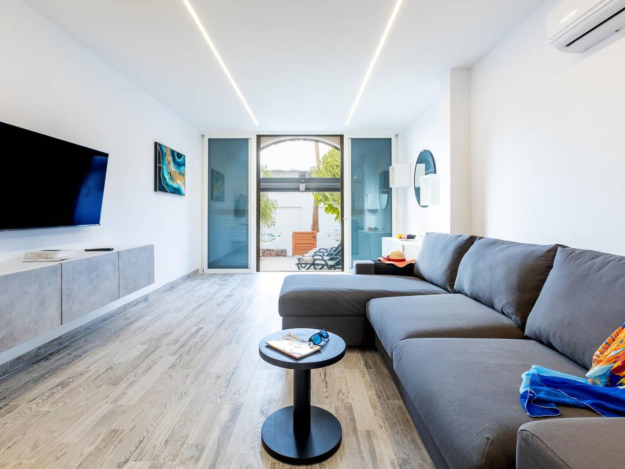 Entire holiday apartment, Stylish 179 Parque Santiago 2, front of the sea, swimming pool in Playa de las Américas, Arona