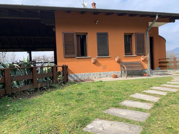 Casa vacanza per 6 persone, con Balcone e Giardino nonché Piscina per bambini e Vista lago