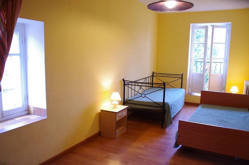 Large detached house with swimming pool, quiet, exceptional site, natural in Bédarieux, Béziers region