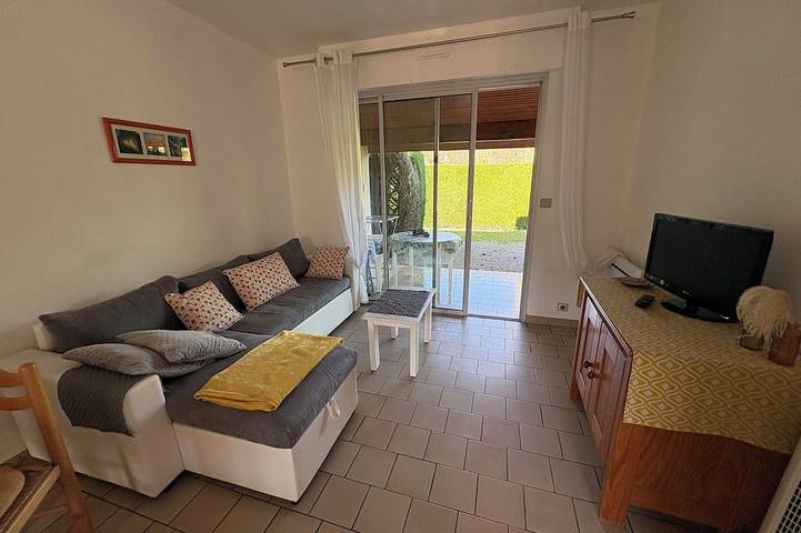 Location de vacances pour 2 personnes, avec terrasse ainsi que jardin et piscine, animaux acceptés à Eugénie-les-Bains