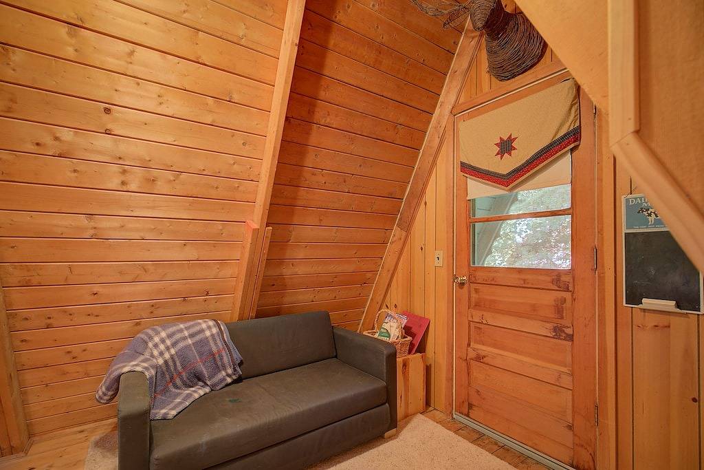 Cozy A-frame Cabin- Walk to Hills pond/Sunset lake- 20 mins to gunstock  in Alton (NH), Belknap County