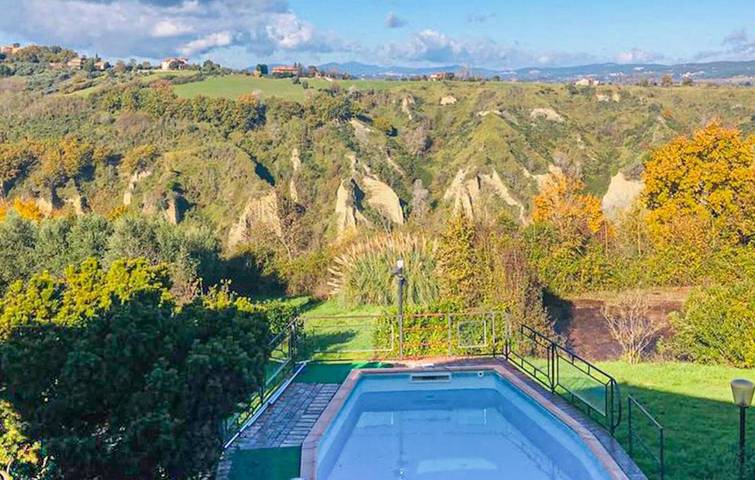 Location de vacances pour 10 personnes, avec jardin ainsi que piscine et terrasse à Calvi dell'Umbria