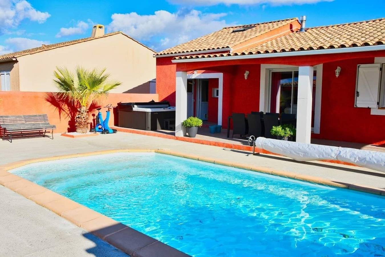 Elegant Villa in Carcassonne with Garden and Jacuzzi in Carcassonne, Carcassonne region