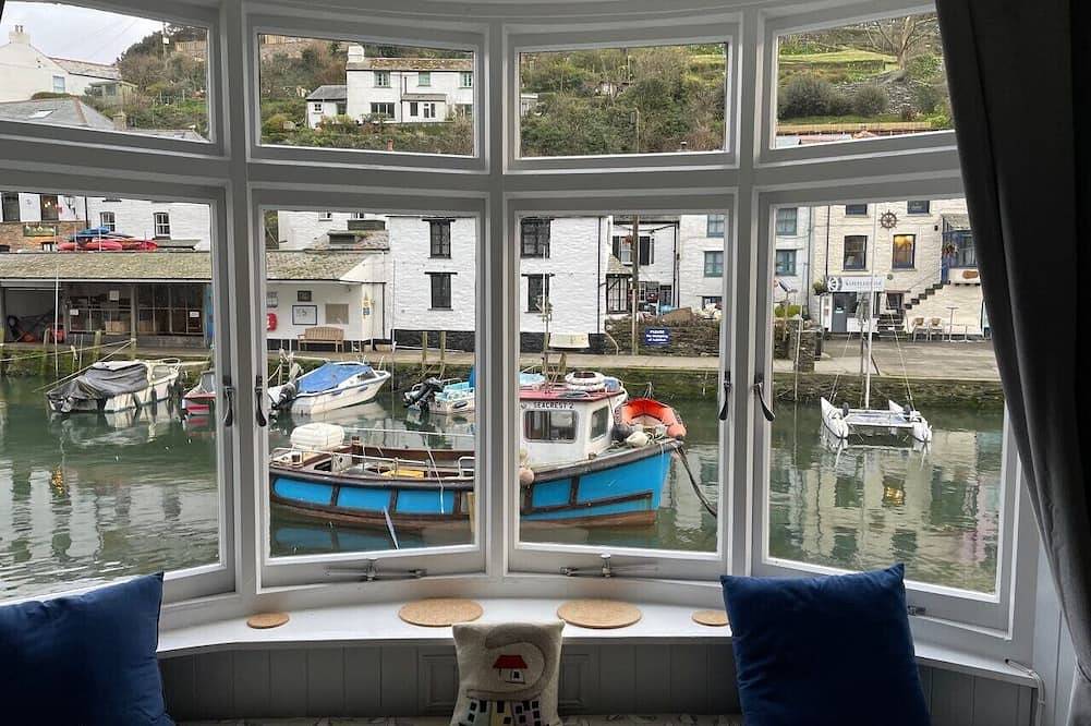 Stunning Views of Polperro Harbour from this Waterfront Cottage. Free Parking. in Polperro, Cornualles