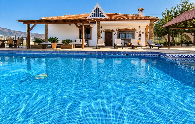 120m² Apartment with AC, Terrace, Pool & Grill in Iznájar, Sierras Subbéticas