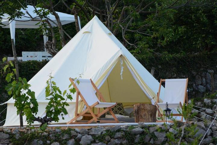 Camping für 2 Personen, mit Terrasse und Whirlpool sowie Garten und Ausblick in Montenegro
