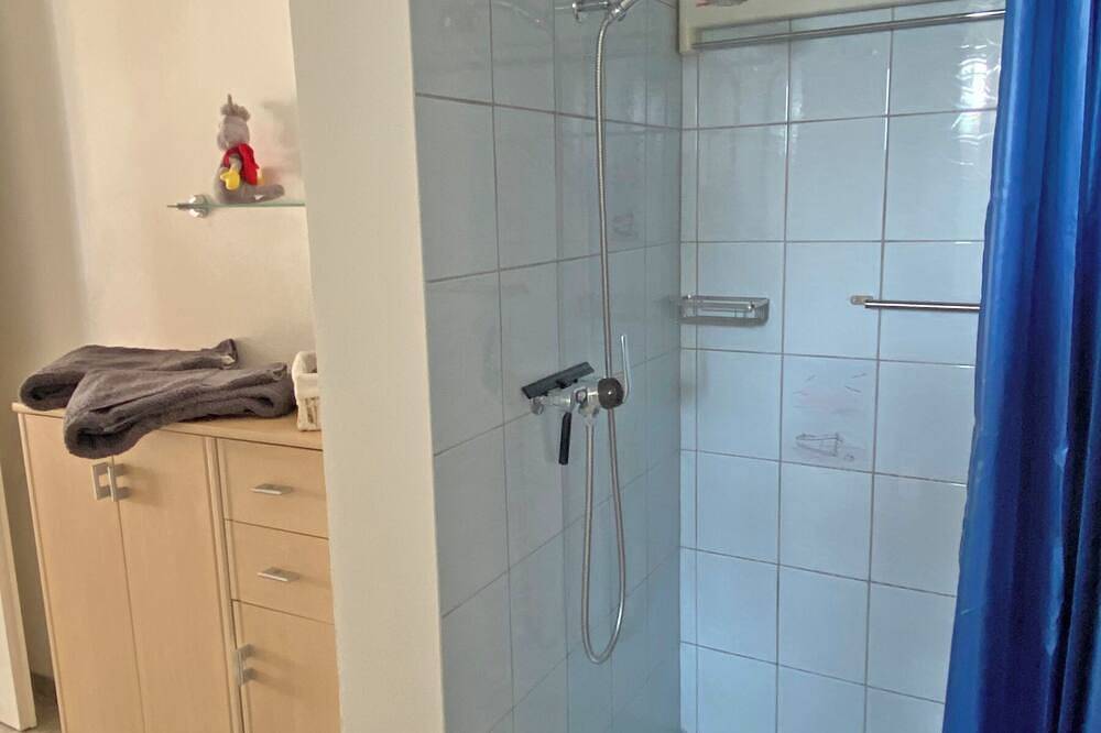 Ganze Wohnung, Charmante Wohnung im Parterre eines Zweifamilienhauses in Cugnasco-Gerra, Tessiner Alpen