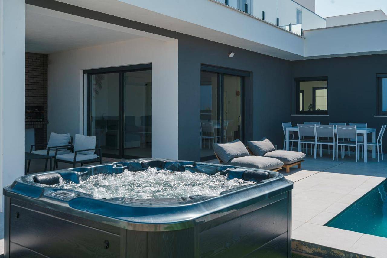 Villa Locki with jacuzzi, private pool and sea view in Atalaia, Distrito de Lisboa