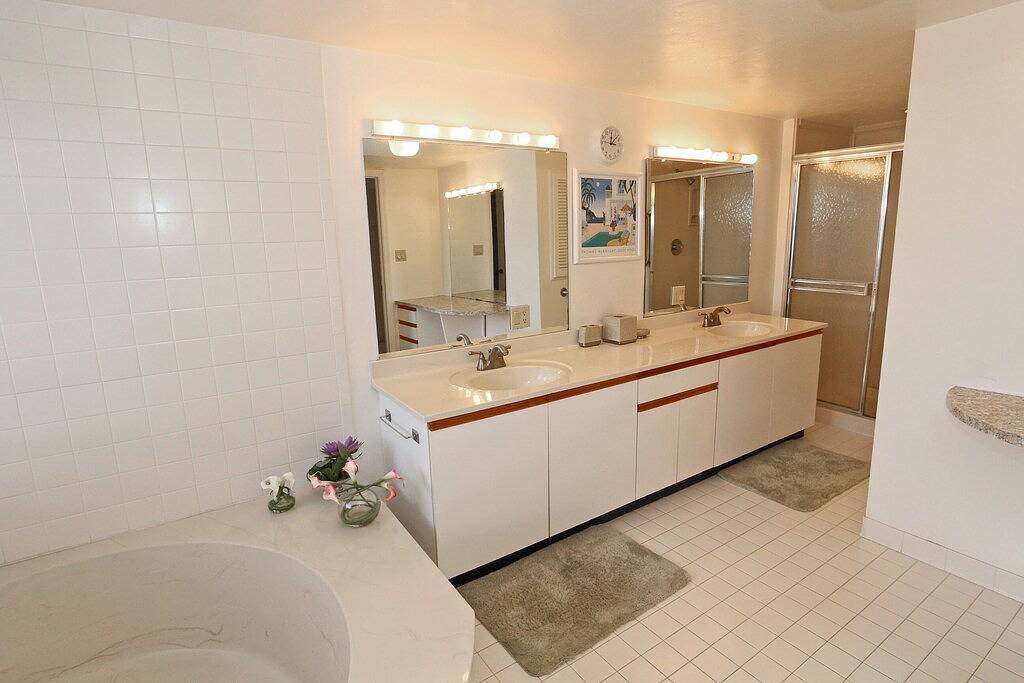 Ganze Wohnung, Zwei-Zimmer-Wohnung mit Loft und erstklassigem Blick auf das Wasser, in South Fort Myers gelegen! Häfen von Iona 302B in Iona, Southwest Florida