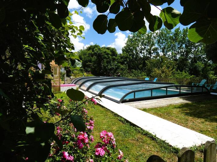 Location de vacances pour 4 personnes, avec piscine ainsi que vue et jardin, adapté aux familles à Chavagnes-en-Paillers