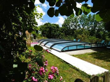 Location de vacances pour 4 personnes, avec piscine ainsi que vue et jardin, adapté aux familles à Chavagnes-en-Paillers