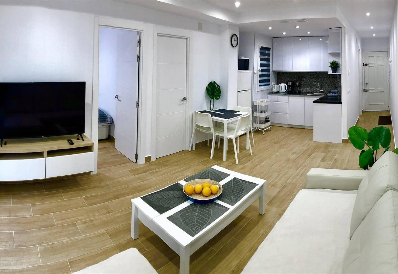 Ganze Wohnung, Ferienwohnung 'Beach Jolanta' mit Meerblick, Wi-Fi und Klimaanlage in Torrevieja Centre, Torrevieja