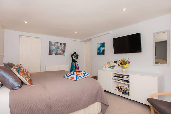 Entire apartment, The Art Studio - stylish city accommodation in Bath, Bath & North East Somerset