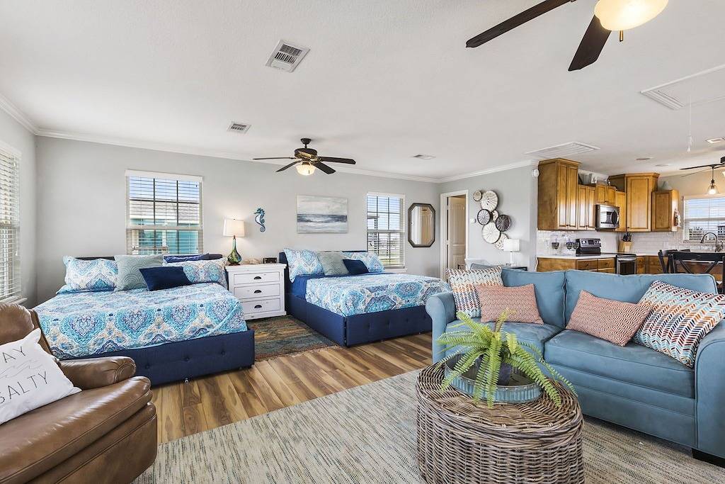 Salty Seahorse Studio, steps from the sand! in Crystal Beach, Galveston County