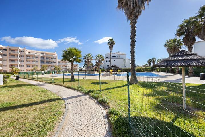Ferienwohnung für 4 Personen, mit Kinderpool und Garten in Alvor - 2