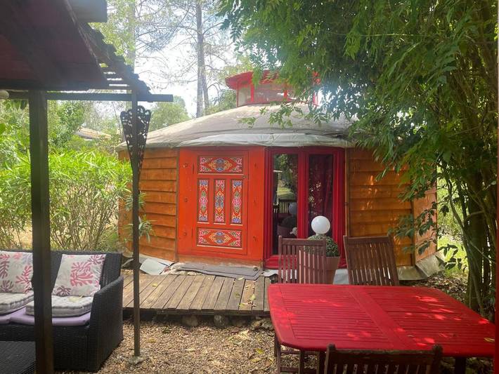 Tente pour 4 personnes, avec jardin et terrasse ainsi que piscine et jacuzzi dans le Var