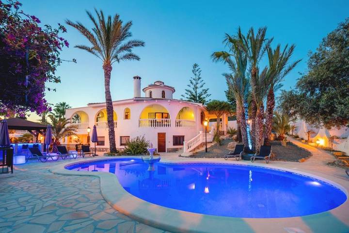 Alojamiento y desayuno para 2 personas, con Jacuzzi y Terraza además de Jardín y Piscina en Guardamar del Segura