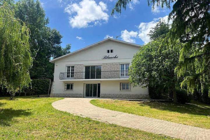 Location de vacances pour 14 personnes, avec jardin et balcon, animaux acceptés à Pujols