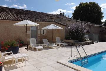 Gîte pour 4 personnes, avec piscine ainsi que jardin et balcon dans Bellevigne