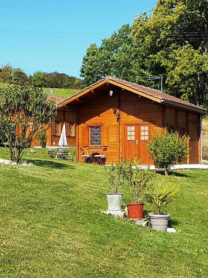 Gîte pour 6 personnes, avec terrasse ainsi que jardin et piscine à Dausse